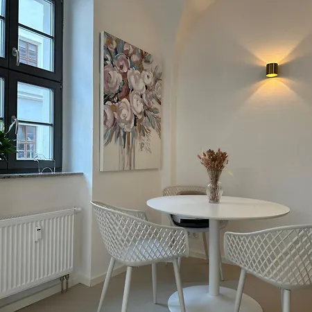 Super Zentral Mit Parkplatz, Fenster Verspiegelt Pirna