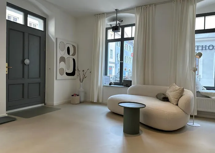 Super Zentral Mit Parkplatz, Fenster Verspiegelt *