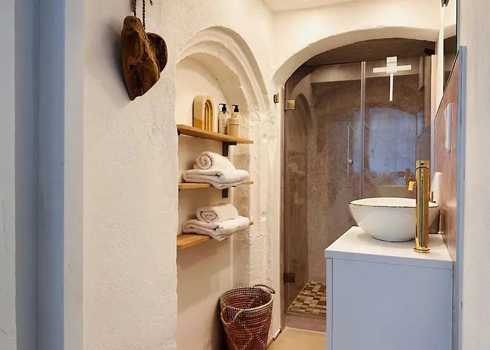 Super Zentral Mit Parkplatz, Fenster Verspiegelt Lägenhet