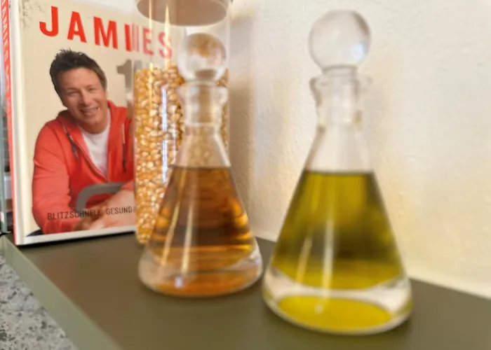 Super Zentral Mit Parkplatz, Fenster Verspiegelt Lägenhet