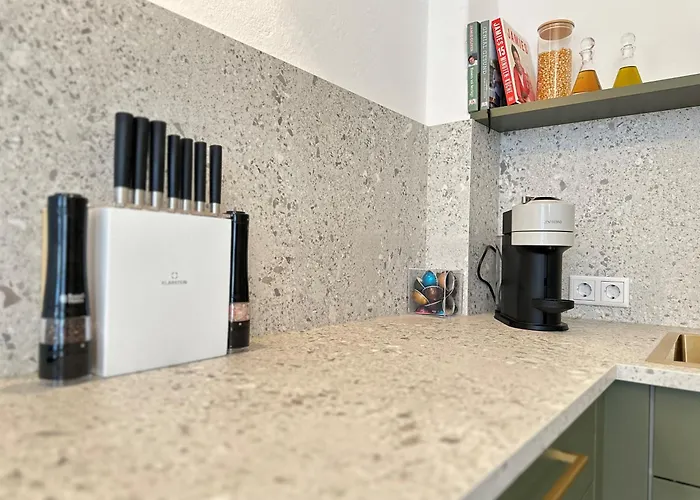 Super Zentral Mit Parkplatz, Fenster Verspiegelt Lägenhet *