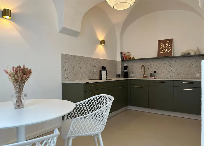 Super Zentral Mit Parkplatz, Fenster Verspiegelt Lägenhet Pirna