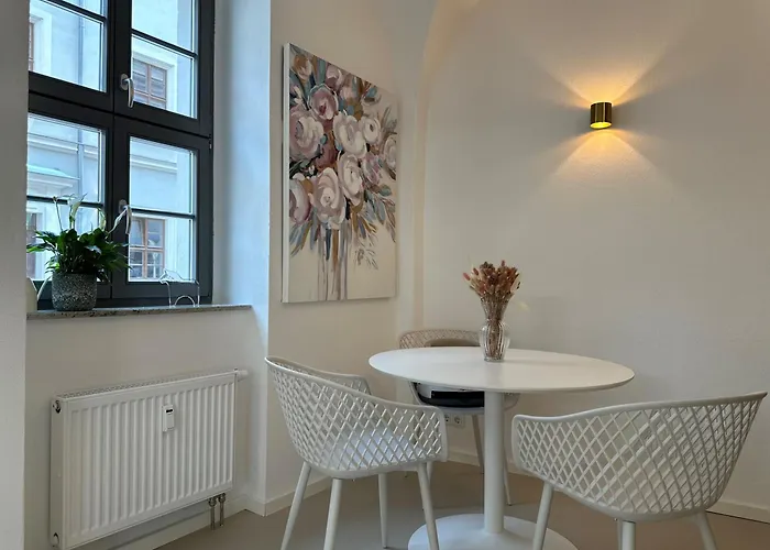 Super Zentral Mit Parkplatz, Fenster Verspiegelt Pirna